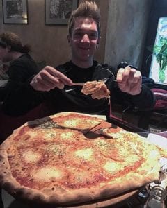 personal trainer eating pizza