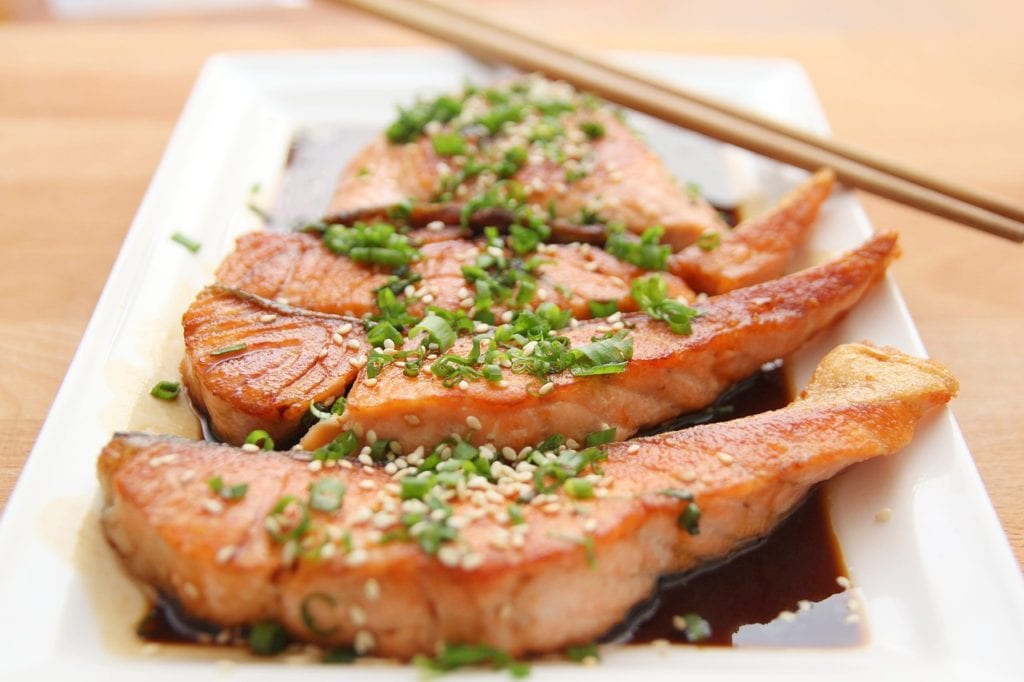 personal trainers helping clients with dieting 